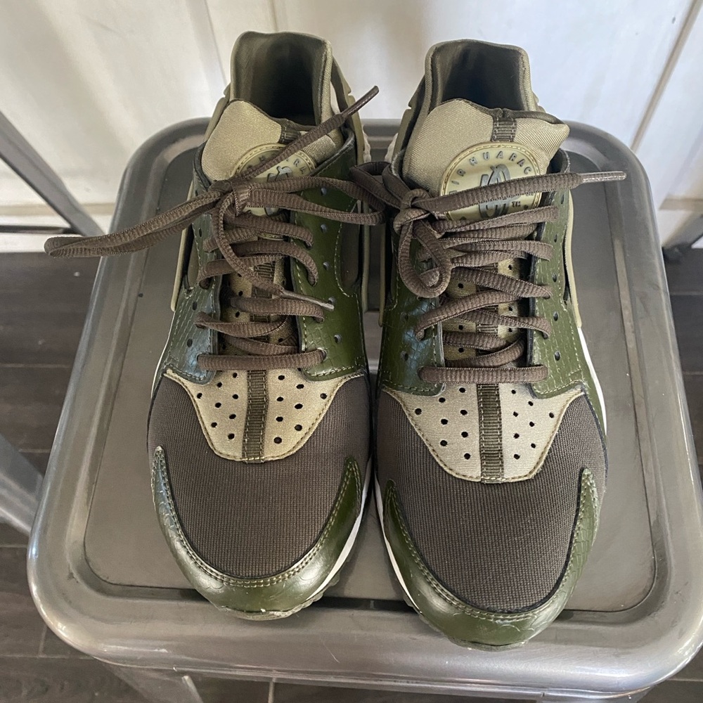 Nike Air Huraches Green Athletic Shoes sneakers Size 8